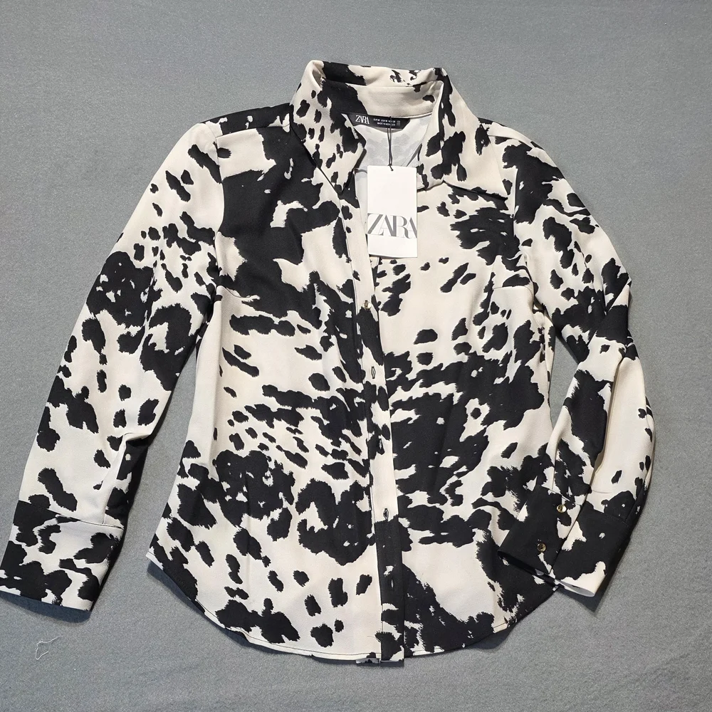 NWT Zara Cow Print Monochrome Button Down Shirt Size Medium PTP 19 - Picture 2 of 5